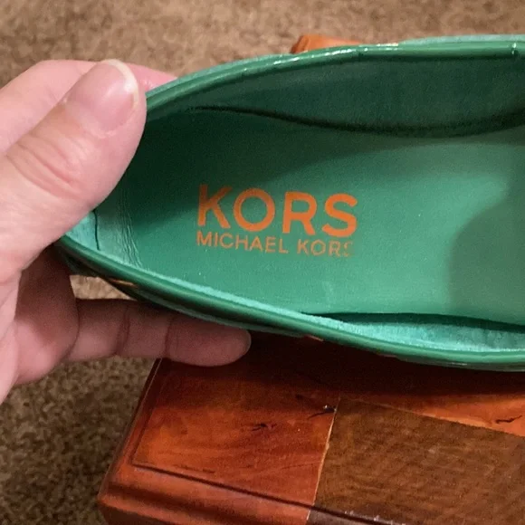 MICHAEL KORS GREEN LOAFERS. SIZE 6. THIS GREEN💚💚 NWOT - Picture 2 of 11